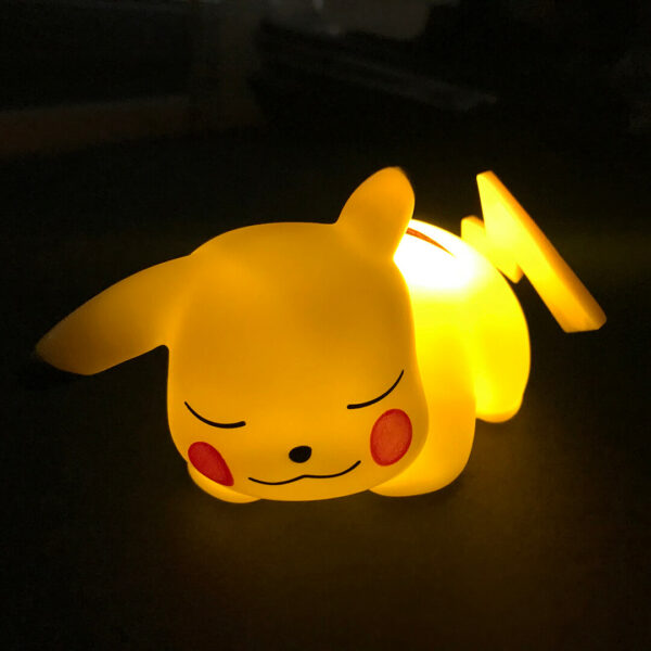 Ky pokemon i adhurueshëm do ta ndriçojë dhomën tuaj si nj drit nate perfekte dhe do të jetë dhurata ideale për fëmijë në cdo rast festiv.