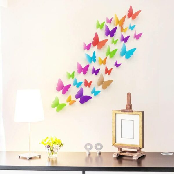 Më shumë ngjyra, më shumë gjallëri për dhomën tuaj me anë të këtyre fluturave dekorative të cilat kanë të gjithë koloret e ylberit!